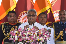 Tân Tổng thống Sri Lanka Gotabaya Rajapaksa (giữa) tuyên thệ nhậm chức tại Anuradhapura ngày 18/11/2019. (Ảnh: AFP/TTXVN)