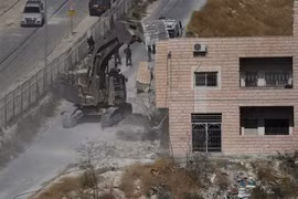 Lực lượng an ninh Israel phá dỡ nhà của người Palestine tại thị trấn Sur Baher, Đông Jerusalem, ngày 22/7/2019. (Ảnh: AFP/ TTXVN)