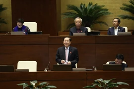 Bộ trưởng Bộ Nội vụ Lê Vĩnh Tân trả lời chất vấn của các đại biểu. (Ảnh: Văn Điệp/TTXVN)