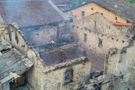 Căn nhà sàn xây bằng đá và gỗ của anh Hoàng Doãn Hiếu cháy rụi sau khi bị đối tượng Nông Tự Toản phóng hỏa. (Ảnh: Quốc Đạt/TTXVN)