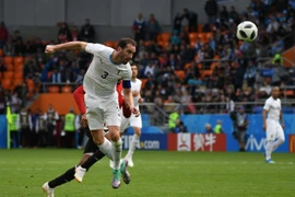 Pha đánh đầu của cầu thủ Uruguay Diego Godin trong trận đấu với Ai Cập. (Nguồn: THX/TTXVN) 
