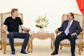 Thủ tướng Nguyễn Xuân Phúc tiếp ông Mathew Mowbay, Chủ tịch Tập đoàn Zuru. (Ảnh: Thống Nhất/TTXVN)