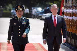 Bộ trưởng Quốc phòng Mỹ James Mattis (phải) và người đồng cấp Trung Quốc Ngụy Phụng Hòa. (Nguồn: AFP)