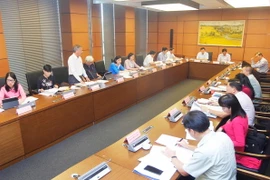 Đại biểu Quốc hội các tỉnh Đồng Nai, Bình Phước, Hưng Yên, Quảng Ninh thảo luận ở tổ. (Ảnh: Lâm Khánh/TTXVN) 