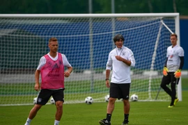 Huấn luyện viên Joachim Loew (giữa) trong buổi tập luyện của đội tuyển Đức ở Moskva, Nga. (Nguồn: THX/TTXVN)