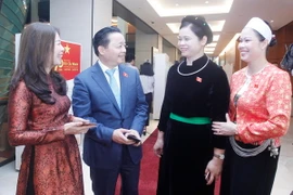 Các đại biểu Quốc hội trao đổi bên lề phiên họp. (Ảnh: Lâm Khánh/TTXVN)