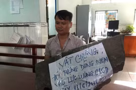 Khởi tố kẻ cầm tảng đá lớn ném cảnh sát cơ động ở Bình Tân