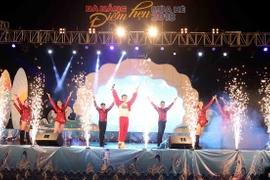 Biểu diễn nghệ thuật phục vụ người dân và du khách tại đêm khai mạc. (Ảnh: Trần Lê Lâm/TTXVN)