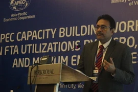 Tiến sỹ Raijan Sudesh Ratna, Chuyên gia Ủy ban Kinh tế-Xã hội khu vực châu Á-Thái Bình Dương của Liên hợp quốc, phát biểu tại hội thảo. (Ảnh: Xuân Anh/TTXVN)