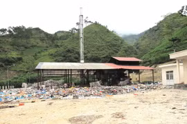 Hàng trăm tấn rác thải được tập kết nhưng chưa được xử lý vì không có kinh phí gây ô nhiễm môi trường. (Ảnh: Minh Tâm/TTXVN)