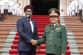 Bộ trưởng Bộ Quốc phòng Ngô Xuân Lịch và Bộ trưởng Bộ Quốc phòng Canada Harjit Singh Sajjan tại lễ đón. (Ảnh: Văn Điệp/TTXVN)
