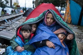 Người di cư tại khu vực biên giới Hy Lạp-Macedonia. (Ảnh: AFP/TTXVN)