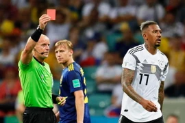 Boateng bị đuổi trong hiệp 2 vì phải nhận hai thẻ vàng. (Nguồn: EPA)