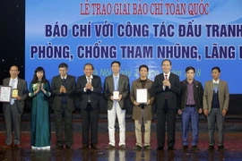 Chủ tịch nước Trần Đại Quang trao giải A Giải Báo chí với công tác đấu tranh phòng, chống tham nhũng, lãng phí. (Ảnh: Nguyễn Dân/TTXVN)