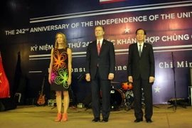 Bà Mary Tarnowka, Tổng lãnh sự Hoa Kỳ tại Thành phố Hồ Chí Minh (trái), ông Daniel Kritenbrink, Đại sứ Hoa Kỳ tại Việt Nam (giữa) và ông Lê Thanh Liêm Phó Chủ tịch Thường trực Ủy ban nhân dân Thành phố Hồ Chí Minh (phải) tại buổi lễ. (Ảnh: Xuân Khu/TTXVN)