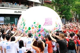 Giới trẻ in bàn tay lên Quả cầu năng lượng, tiếp thêm nguồn sức mạnh cho sở hữu trí tuệ, đổi mới sáng tạo. (Ảnh: Hoàng Hà/TTXVN)