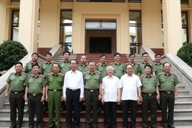 Các lãnh đạo Đảng, Nhà nước và các đại biểu dự Hội nghị. (Ảnh : Trí Dũng/TTXVN)