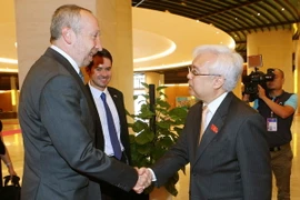 Chủ nhiệm Ủy ban Văn hóa, Giáo dục, Thanh niên, Thiếu niên và Nhi đồng của Quốc hội Phan Thanh Bình đón hội đàm với ông Vacslav Klaus. (Ảnh: Doãn Tấn/TTXVN)