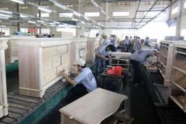 Sản xuất đồ gỗ nội thất gia dụng cao cấp xuất khẩu. (Ảnh: Vũ Sinh/TTXVN)