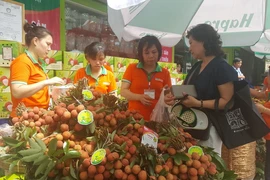 Vải thiều Thanh Hà được bày bán tại hệ thống siêu thị của Hapro. (Ảnh: Đỗ Phương Anh/TTXVN)