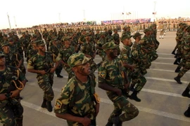 Lực lượng quân đội do Tướng Khalifa Haftar đứng đầu diễu binh tại Benghazi, Libya. (Nguồn: AFP/TTXVN)