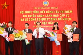 Phó Chánh án Tòa án nhân dân Tối cao Lê Hồng Quang trao Quyết định bổ nhiệm lãnh đạo cấp vụ của Tòa án nhân dân Tối cao. (Ảnh: Nguyễn Dân/TTXVN)