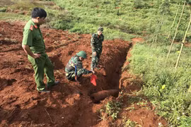Quả bom một người dân phát hiện khi đào rãnh trên rẫy. (Ảnh: Ban Chỉ huy quân sự huyện Tuy Đức cung cấp)