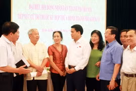 Chủ tịch Ủy ban Nhân dân thành phố Hà Nội Nguyễn Đức Chung cùng các cử tri Quận Hoàn Kiếm. (Ảnh: Văn Cảnh/TTXVN)