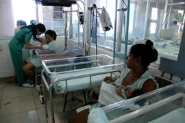 Chăm sóc các em bé sơ sinh tại La Habana, Cuba. (Nguồn: AFP/TTXVN)