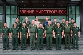 Đại tá Hoàng Kim Phụng, Cục trưởng Cục Gìn giữ hòa bình Việt Nam, Trung tướng Sergey Vasilyevich Kuralenko và thành viên đoàn hai nước chụp ảnh chung. (Ảnh: Dương Giang/TTXVN)