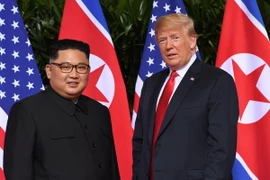 Tổng thống Mỹ Donald Trump (phải) và nhà lãnh đạo Triều Tiên Kim Jong-un tại cuộc gặp ở Singapore ngày 12/6. (Nguồn: AFP/TTXVN)