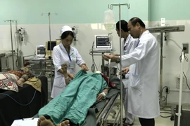 Bác sỹ Bệnh viện Đa khoa tỉnh Kon Tum tập trung cấp cứu các nạn nhân trong vụ tai nạn. (Ảnh: Cao Nguyên/TTXVN)