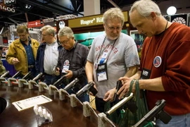 Các loại súng được trưng bày tại triển lãm của Hiệp hội súng trường quốc gia tại St. Louis, Missouri , Mỹ. (Nguồn: AFP/TTXVN)