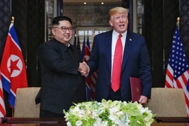 Nhà lãnh đạo Triều Tiên Kim Jong-un (trái) và Tổng thống Mỹ Donald Trump tại cuộc gặp thượng đỉnh hôm 12/6. (Nguồn: EPA/TTXVN)