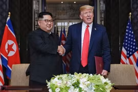 Nhà lãnh đạo Triều Tiên Kim Jong-un (trái) và Tổng thống Mỹ Donald Trump tại cuộc gặp thượng đỉnh hôm 12/6. (Nguồn: EPA/TTXVN)