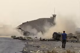 Khói bốc lên trong một cuộc giao tranh giữa các lực lượng Syria và phiến quân IS tại khu vực Bughayliyah, ngoại ô thành phố Deir ez-Zor. (Nguồn: AFP/TTXVN)