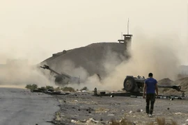 Khói bốc lên trong một cuộc giao tranh giữa các lực lượng Syria và phiến quân IS tại khu vực Bughayliyah, ngoại ô thành phố Deir ez-Zor. (Nguồn: AFP/TTXVN)