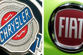 Biểu tượng Chrysler (trái) và Fiat. (Nguồn: EPA/TTXVN)