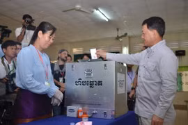 Cử tri Campuchia tham gia bỏ phiếu bầu cử Hội đồng xã, phường. (Ảnh: Phan Minh Hưng/TTXVN)