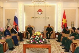 Thứ trưởng Bế Xuân Trường tiếp Đoàn công tác của Bộ Quốc phòng Liên bang Nga. (Ảnh: Dương Giang/TTXVN)