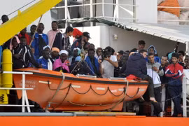 Người di cư tới Palermo, Sicily, Italy sau khi được cứu trên biển. (Nguồn: AFP/TTXVN)