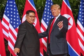 Tổng thống Mỹ Donald Trump (phải) và nhà lãnh đạo Triều Tiên Kim Jong-un (trái) tiến hành hội nghị thượng đỉnh lịch sử đầu tiên tại Singapore vào ngày 12/6. (Nguồn: EPA/TTXVN)