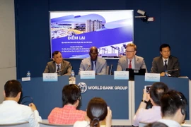 Giám đốc Quốc gia WB tại Việt Nam Ousmane Dion (giữa) phát biểu tại lễ công bố. (Ảnh: Trần Việt/TTXVN)