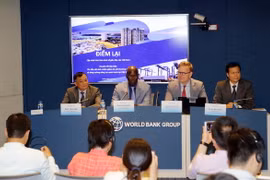 Giám đốc Quốc gia WB tại Việt Nam Ousmane Dion (giữa) phát biểu tại lễ công bố. (Ảnh: Trần Việt/TTXVN)