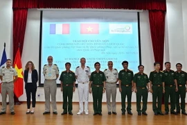 Các đại biểu chụp ảnh chung sau buổi tọa đàm. (Ảnh: Dương Giang/TTXVN)