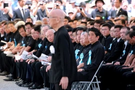 Tỉnh trưởng tỉnh Okinawa, ông Takeshi Onaga (phải, đứng) phát biểu tại lễ tưởng niệm các nạn nhân thiệt mạng trong trận chiến trên bộ thời Thế chiến 2 tại Itoman, tỉnh Okinawa. (Nguồn: EPA/TTXVN)