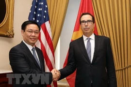 Phó Thủ tướng Chính phủ Vương Đình Huệ gặp, làm việc với Bộ trưởng Thương mại Hoa Kỳ Wilbur Ross. (Ảnh: TTXVN phát)