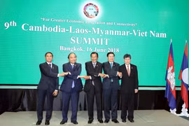 (Từ trái sang phải) Tổng thống Myanmar Win Myint, Thủ tướng Nguyễn Xuân Phúc, Thủ tướng Campuchia Samdech Techo Hun Sen, Thủ tướng Lào Thongloun Sisoulith và Tổng thư ký ASEAN Lim Jock Hoi chụp ảnh chung tại Lễ khai mạc hội nghị. (Ảnh: Thống Nhất/TTXVN)