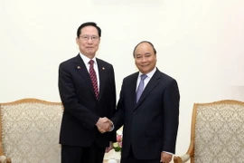 Thủ tướng Nguyễn Xuân Phúc tiếp Bộ trưởng Bộ Quốc phòng Hàn Quốc Song Young-moo. (Ảnh: Thống Nhất/TTXVN)