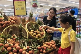 Bày bán vải thiều tại siêu thị Saigon Co.op. (Ảnh: Mỹ Phương/TTXVN)